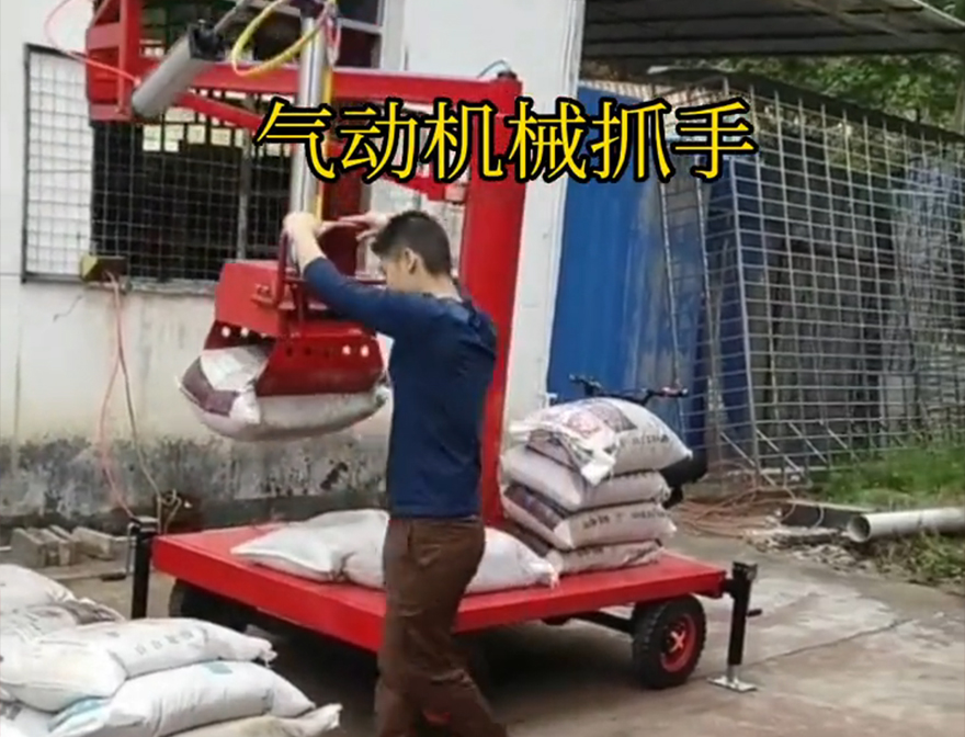 盐山县机械抓手饲料抓袋机青储搬运机处理盐山县酒糟抓斗机械抓手价格液压抓沙